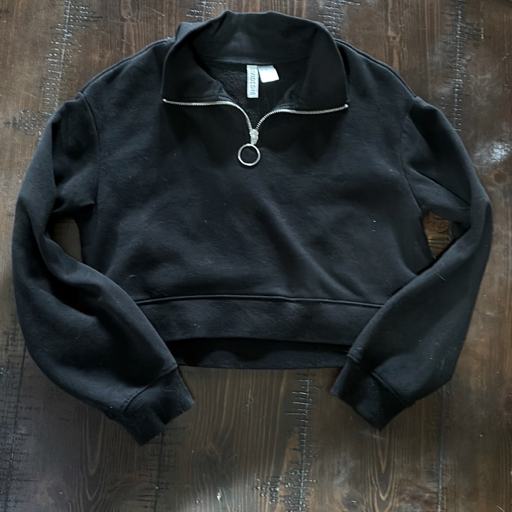 Black crop sweatshirt